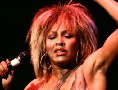 Η Τίνα Τέρνερ εξομολογείται: Ο τρόμος που της προκαλούν οι περούκες και το νεφρό που της δώρισε ο σύζυγός της (φωτο)